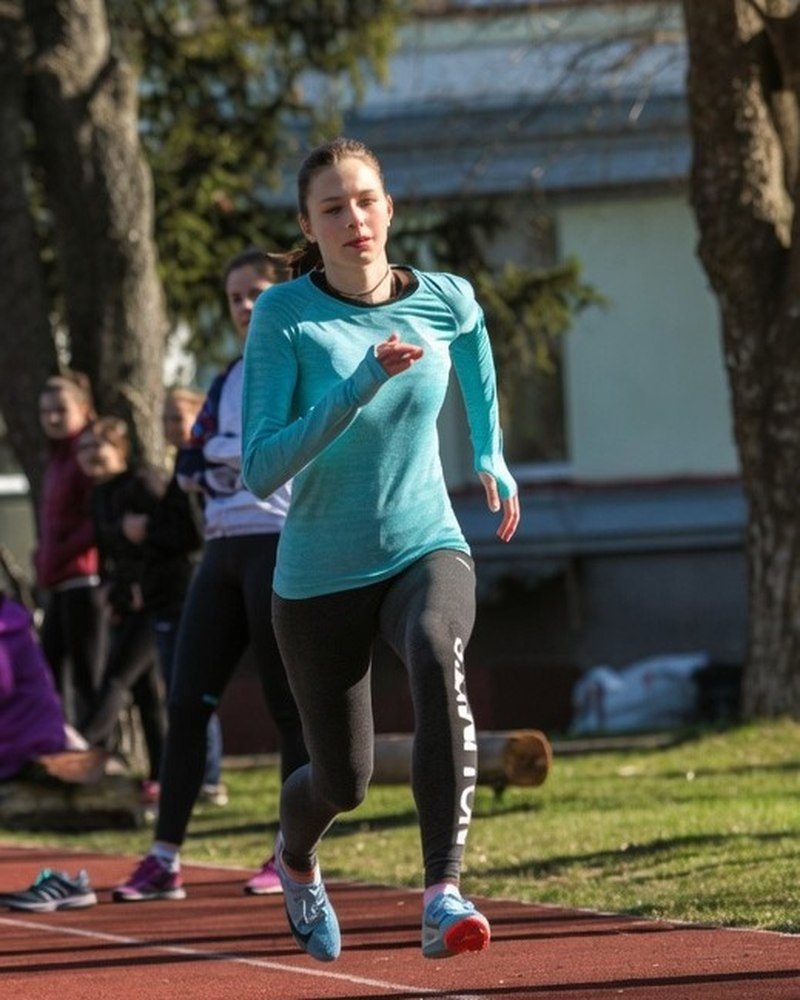 Alexandra pri behu na dráhe