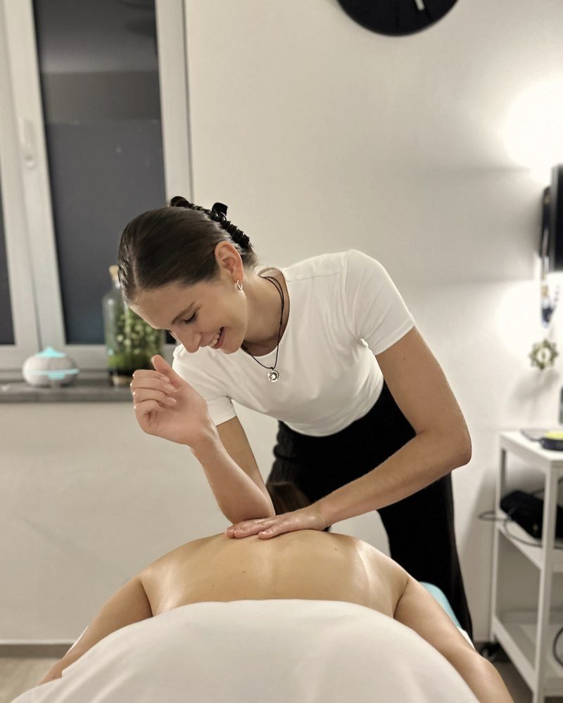 Alexandra pri masáži klienta