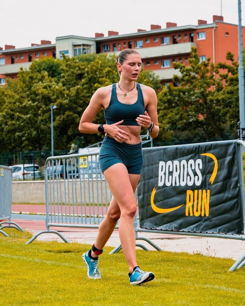 Alexandra Bartková pri behu na dráhe